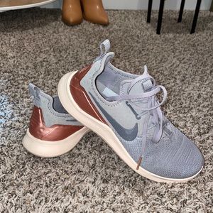 Nike women’s tennis shoes